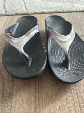 OOFOS Black Footbed with Silver purple Metallic Thong Sandals